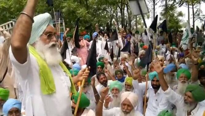 ਮੋਦੀ ਸਰਕਾਰ ਵਿਰੁੱਧ ਕਿਸਾਨਾਂ ਨੇ ਸੜਕ 'ਤੇ ਜੰਮ ਕੇ ਨਾਅਰੇਬਾਜ਼ੀ ਵੀ ਕੀਤੀ। 