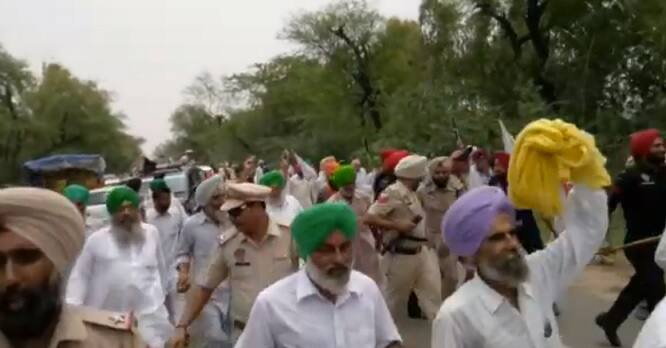 ਪੁਲਿਸ ਵੱਲੋਂ ਰੋਕੇ ਜਾਣ ਦੇ ਬਾਵਜੂਦ ਕਿਸਾਨ ਕਈ ਕਿਲੋਮੀਟਰ ਤਕ ਅੱਗੇ ਵਧ ਗਏ, ਜਿੱਥੇ ਸਾਬਕਾ ਮੁੱਖ ਮੰਤਰੀ ਪ੍ਰਕਾਸ਼ ਸਿੰਘ ਬਾਦਲ, ਸਾਬਕਾ ਉਪ ਮੁੱਖ ਮੰਤਰੀ ਸੁਖਬੀਰ ਸਿੰਘ ਬਾਦਲ ਦੇ ਨਾਲ-ਨਾਲ ਹਰਿਆਣਾ ਦੇ ਮੁੱਖ ਮੰਤਰੀ ਮਨੋਹਰ ਲਾਲ ਖੱਟਰ ਅਤੇ ਅਕਾਲੀ-ਭਾਜਪਾ ਦੇ ਵੱਡੇ ਲੀਡਰ ਮੌਜੂਦ ਹਨ। 