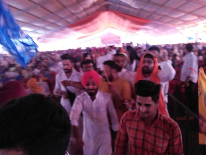 ਐਨਐਸਯੂਆਈ ਨੇ ਖੁਦ ਤਸਵੀਰਾਂ ਰਿਲੀਜ਼ ਕੀਤੀਆਂ ਹਨ ਜਿਨ੍ਹਾਂ ਵਿੱਚ ਕਾਰਕੁਨ ਨਾਅਰੇ ਲਾ ਰਹੇ ਹਨ। 