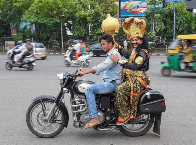 ਆਵਾਜਾਈ ਪੁਲਿਸ ਕਮਿਸ਼ਨਰ ਅਨੁਪਮ ਅਗਰਵਾਲ ਨੇ ਦੱਸਿਆ ਕਿ ਉਨ੍ਹਾਂ ਦੀ ਟੀਮ ਜੁਲਾਈ ਨੂੰ ਸੜਕ ਸੁਰੱਖਿਆ ਮਹੀਨੇ ਵਜੋਂ ਮਨਾ ਰਹੇ ਹਨ। 