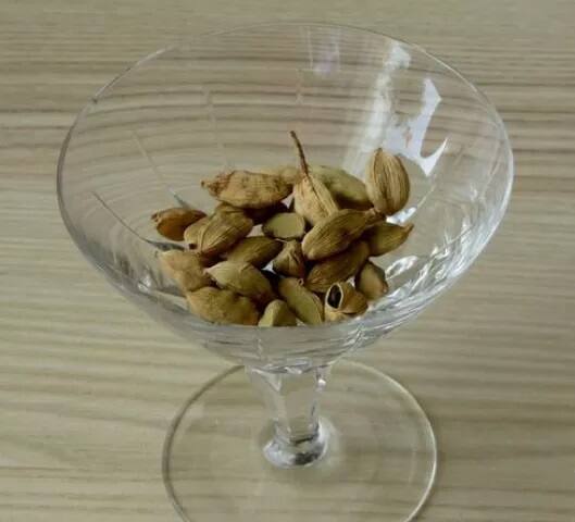 ਗੁੜ ਕਾਰਬੋਹਾਈਡਰੇਟਸ ਤੇ ਆਇਰਨ ਨਾਲ ਭਰਪੂਰ ਹੁੰਦਾ ਹੈ। ਇਸ ਵਿੱਚ ਆਮ ਚੀਨੀ ਦੇ ਮੁਕਾਬਲੇ ਕੈਲਰੀ ਵੀ ਘੱਟ ਹੁੰਦੀ ਹੈ।