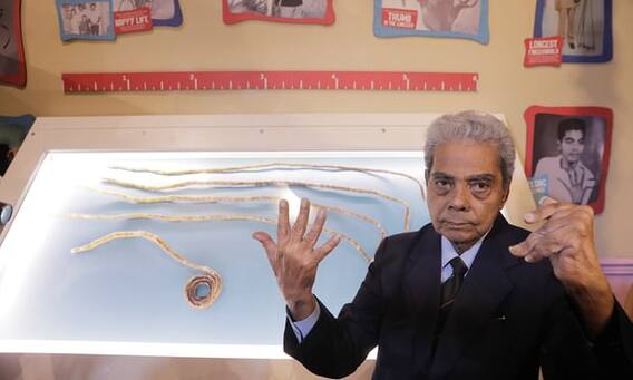 82 ਸਾਲ ਦੀ ਉਮਰ 'ਚ ਕੱਟੇ ਵਿਸ਼ਵ ਰਿਕਾਰਡੀ ਬਾਬੇ ਨੇ ਆਪਣੇ ਨਹੁੰ