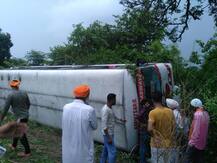 ਡਰਾਈਵਰ ਨੂੰ ਦੌਰਾ ਪੈਣ ਨਾਲ ਬੱਸ ਪਲਟੀ, ਦਰਜਨ ਮੁਸਾਫਰ ਜ਼ਖ਼ਮੀ
