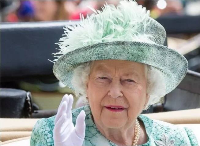 ਪ੍ਰਿੰਸ ਵਿਲਿਅਮ ਤੋਂ ਬਾਅਦ ਉਨ੍ਹਾਂ ਦੀ ਧੀ ਜਾਰਜ ਨੇ ਆਪਣੀ ਪੜਦਾਦੀ ਨੂੰ 'ਗੈਨ ਗੈਨ' ਕਹਿਣਾ ਸ਼ੁਰੂ ਕਰ ਦਿੱਤਾ ਸੀ। ਇਸ ਗੱਲ ਦਾ ਖੁਲਾਸਾ ਜਾਰਜ ਦੀ ਮਾਂ ਨੇ ਇੱਕ ਇੰਟਰਵਿਊ ਦੌਰਾਨ ਕੀਤਾ ਸੀ।