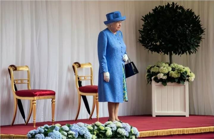 ਬ੍ਰਿਟੇਨ ਦੀ ਰਾਣੀ ਏਲਿਜ਼ਾਬੇਥ ਨੂੰ ਪਰਿਵਾਰ 'ਚ 'ਕੈਬੇਜ' ਵੀ ਕਿਹਾ ਜਾਂਦਾ ਹੈ। ਦਰਅਸਲ, ਏਲਿਜ਼ਾਬੇਥ ਦੇ ਪਤੀ ਪ੍ਰਿੰਸ ਫਿਲਿਪ ਆਪਣੀ ਪਤਨੀ ਨੂੰ ਕੈਬੇਜ ਕਿਹਾ ਕਰਦੇ ਸਨ। ਇਸ ਪਿੱਛੇ ਵਜ੍ਹਾ ਕੀ ਸੀ ਇਸ ਦੀ ਜਾਣਕਾਰੀ ਸਾਹਮਣੇ ਨਹੀਂ ਆਈ।