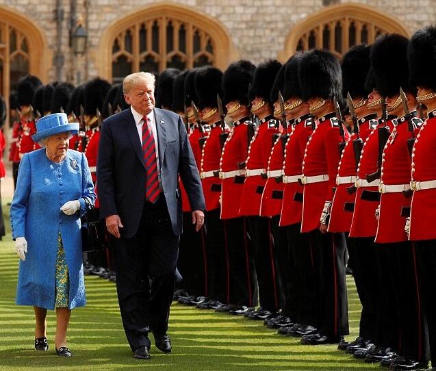 ਅਮਰੀਕੀ ਰਾਸ਼ਟਰਪਤੀ ਡੋਨਲਡ ਟਰੰਪ ਇੰਗਲੈਂਡ ਦੀ ਮਹਾਰਾਣੀ ਏਲਿਜ਼ਾਬੇਥ ਨੂੰ ਮਿਲਣ ਲੱਗਿਆਂ ਸ਼ਾਹੀ ਪ੍ਰੋਟੋਕੋਲ ਦੀ ਪਾਲਣਾ ਕਰਨ 'ਚ ਅਸਫਲ ਰਹੇ।
