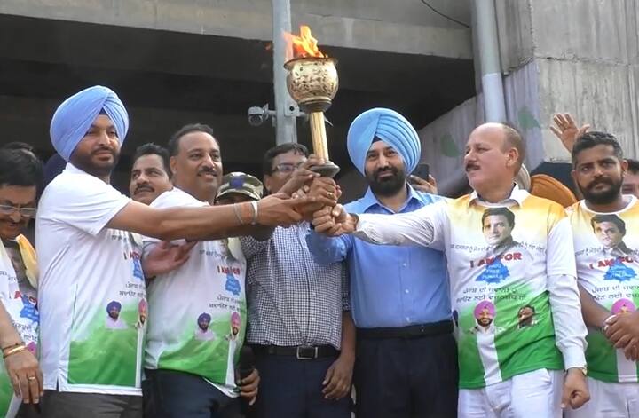 ਉਨ੍ਹਾਂ ਕਿਹਾ ਕਿ ਇਸ ਲਈ ਅੱਜ ਸ਼ਹਿਰ ਦੇ ਲੋਕ, ਪੁਲਿਸ, ਪ੍ਰਸ਼ਾਸਨਿਕ ਅਧਿਕਾਰੀ ਤੇ ਸਿਆਸਤਦਾਨ ਇੱਕੋ ਮੰਚ 'ਤੇ ਇਕੱਠੇ ਹੋ ਕੇ ਮਸ਼ਾਲ ਮਾਰਚ ਰਾਹੀਂ ਨਸ਼ਿਆਂ ਵਿਰੁੱਧ ਜਾਗਰੂਕ ਕਰ ਰਹੇ ਹਨ।