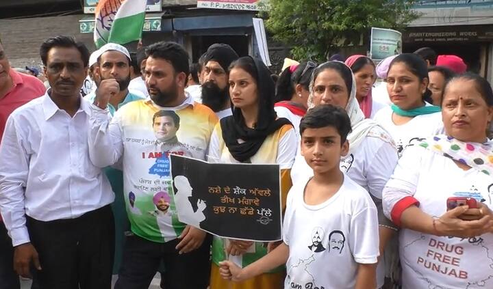 ਬਿੱਟੂ ਨੇ ਨਸ਼ਾ ਤਸਕਰਾਂ ਨੂੰ ਅਪੀਲ ਕੀਤੀ ਕਿ ਉਹ ਆਪਣੀ ਗ਼ੈਰਤ ਜਗਾਉਣ ਤੇ ਨਸ਼ਾ ਤਿਆਗ ਕੇ ਪੰਜਾਬ ਦੀ ਜਵਾਨੀ ਨੂੰ ਬਚਾਉਣ ਲਈ ਅੱਗੇ ਆਉਣ। 