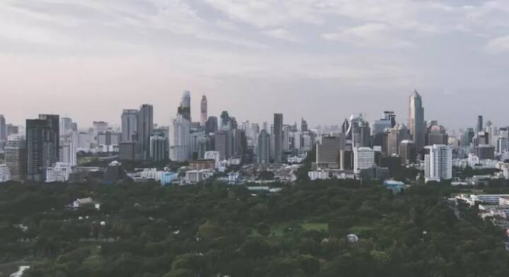 ਦੁਨੀਆ ਭਰ ਵਿੱਚ ਅਜਿਹੇ ਕਈ ਸ਼ਹਿਰ ਹਨ ਜਿਨ੍ਹਾਂ ਨੂੰ ਖ਼ੂਬਸੂਰਤੀ ਤੇ ਸੈਰ ਸਪਾਟੇ ਲਈ ਬਿਹਤਰੀਨ ਮੰਨਿਆ ਜਾਂਦਾ ਹੈ। ਇਨ੍ਹਾਂ ਮੁਲਕਾਂ ਵਿੱਚ ਪੈਰਿਸ, ਲੰਦਨ ਤੇ ਨਿਊਯਾਰਕ ਸਿਖਰ ’ਤੇ ਆਉਂਦੇ ਹਨ। ਸਟੈਟਿਸਟਾ ਵੱਲੋਂ ਜਾਰੀ ਹਾਲੀਆ ਰਿਪੋਰਟ ਮੁਤਾਬਕ ਥਾਈਲੈਂਡ ਦਾ ਸ਼ਹਿਰ ਬੈਂਕਾਕ ਦੁਨੀਆ ਭਰ ਦੇ ਖ਼ੂਬਸੂਰਤ ਸ਼ਹਿਰਾਂ ਵਿੱਚੋਂ ਟੌਪ ’ਤੇ ਆਉਂਦਾ ਹੈ। ਸਾਲ 2016 ਵਿੱਚ 21 ਮਿਲੀਅਨ ਲੋਕ ਇੱਥੇ ਘੁੰਮਣ ਲਈ ਆਏ।