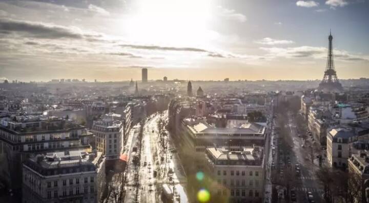 ਪੈਰਿਸ ਵੀ ਦੁਨੀਆ ਦੇ ਖ਼ੂਬਸੂਰਤ ਸ਼ਹਿਰਾਂ ਵਿੱਚ ਸ਼ੁਮਾਰ ਹੈ ਜੇ ਆਰਟ, ਖਾਣ-ਪੀਣ, ਮਿਊਜ਼ਿਕ ਤੇ ਇਮਾਰਤਸਾਜ਼ ਲਈ ਮਸ਼ਹੂਰ ਹੈ। ਇਸ ਦੀ ਸਭ ਤੋਂ ਵੱਡੀ ਖਾਸੀਅਤ ਇਹ ਹੈ ਕਿ ਇੱਥੇ ਜਿੰਨਾ ਚਾਹੋ ਖਰਚਾ ਕੀਤਾ ਜਾ ਸਕਦਾ ਹੈ।