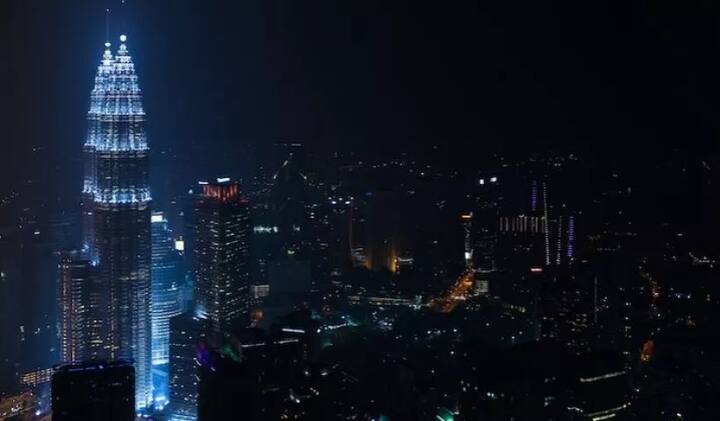 ਮਲੇਸ਼ੀਆ ਦੀ ਰਾਜਧਾਨੀ ਤੇ ਖ਼ੂਬਸੂਰਤ ਸ਼ਹਿਰ ਕੁਆਲਾਲੰਪੁਰ ਦੁਨੀਆ ਦੇ ਮਸ਼ਹੂਰ ਸ਼ਹਿਰਾਂ ਦੀ ਸੂਚੀ ਵਿੱਚ 7ਵੇਂ ਸਥਾਨ ’ਤੇ ਆਉਂਦਾ ਹੈ। 2016 ਵਿੱਚ ਇੱਥੇ 12 ਮਿਲੀਅਨ ਤੋਂ ਵੱਧ ਲੋਕ ਘੁੰਮਣ ਆਏ।