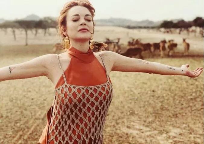 ਉਸ ਨੇ ਕਿਹਾ ਕਿ ਉਹ ਆਪਣਾ ਪਹਿਲਾ ਬੱਚਾ ਗੋਦ ਲਏਗੀ। ਉਸ ਨੇ ਜਦੋਂ ਤੁਰਕੀ ਵਿੱਚ ਬੱਚਿਆਂ ਨਾਲ ਸਮਾਂ ਬਿਤਾਇਆ ਤਾਂ ਉਸ ਨੂੰ ਪਤਾ ਲੱਗਾ ਕਿ ਉਹ ਬੱਚਿਆਂ ਨਾਲ ਕਿੰਨਾ ਪਿਆਰ ਕਰਦੀ ਹੈ।