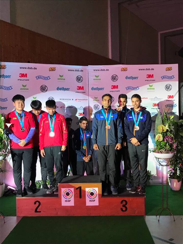 ਉਦੇਵੀਰ ਸਿੱਧੂ ਅਤੇ ਵਿਜੇਵੀਰ ਸਿੱਧੂ ਮਾਨਸਾ ਦੇ ਸਹਾਇਕ ਜ਼ਿਲ੍ਹਾ ਸਿੱਖਿਆ ਅਫ਼ਸਰ ਮਰਹੂਮ ਗੁਰਪ੍ਰੀਤ ਸਿੰਘ ਸਿੱਧੂ ਦੇ ਪੁੱਤਰ ਹਨ। ਇਨ੍ਹਾਂ ਜੌੜੇ ਬੱਚਿਆਂ ਦੀ ਮਾਤਾ ਰਾਣੋ ਸਿੱਧੂ ਸਰਕਾਰੀ ਅਧਿਆਪਕਾ ਹੈ। 