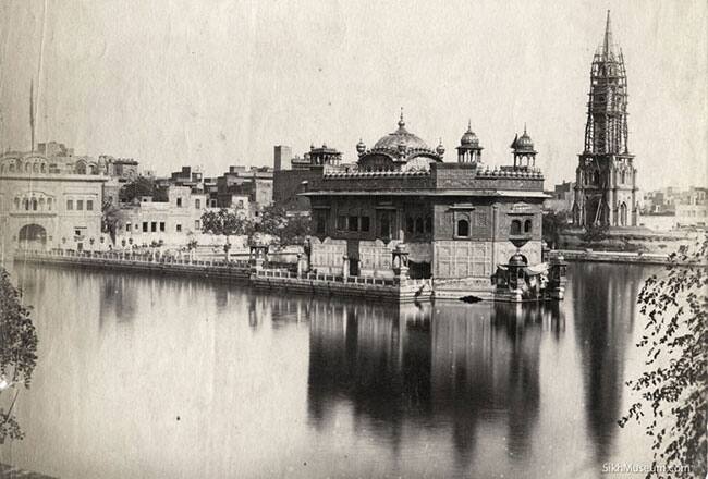 ਅੰਮ੍ਰਿਤਸਰ: ਸ੍ਰੀ ਦਰਬਾਰ ਸਾਹਿਬ ਅੰਮ੍ਰਿਤਸਰ ਦੀ ਜਦੋਂ ਨੀਂਹ ਰੱਖੀ ਗਈ ਤਾਂ ਇਸ ਦੇ ਆਸ ਪਾਸ ਅੱਜ ਤੋਂ ਪੰਜ ਸੌ ਸਾਲ ਪਹਿਲਾਂ ਇੱਕ ਢਾਣੀ ਵਿੱਚ ਕੁਝ ਲੋਕ ਬੈਠਦੇ ਹੁੰਦੇ ਸਨ। ਉਨ੍ਹਾਂ ਆਲੇ ਦੁਆਲੇ ਲੋਕਾਂ ਨੇ ਆਪਣੇ ਕਾਰੋਬਾਰ ਰੱਖੇ ਹੁੰਦੇ ਸਨ। ਪੰਜ ਸ਼ਤਾਬਦੀਆਂ ਤੋਂ ਬਾਅਦ ਅੱਜ ਸ੍ਰੀ ਦਰਬਾਰ ਸਾਹਿਬ ਦਾ ਨਜ਼ਾਰਾ ਅੰਦਰੋਂ ਤੇ ਬਾਹਰੋਂ ਬਦਲ ਚੁੱਕਾ ਹੈ।