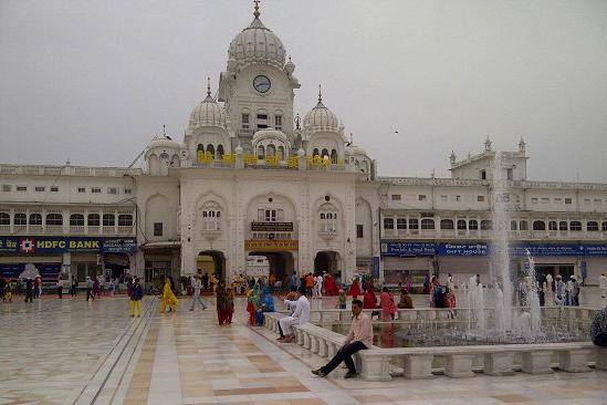 ਇਸੇ ਤਰ੍ਹਾਂ ਸ੍ਰੀ ਅੰਮ੍ਰਿਤਸਰ ਦੀ ਸੁੰਦਰਤਾ ਨੂੰ ਵੀ ਚਾਰ ਚੰਨ ਲੱਗੇ ਤੇ ਦਰਬਾਰ ਸਾਹਿਬ ਦੇ ਬਾਹਰ ਲੱਗੇ ਬਣੇ ਪਲਾਜ਼ੇ ਨੂੰ ਇਸ ਹਿਸਾਬ ਨਾਲ ਸਥਾਪਤ ਕੀਤਾ ਗਿਆ ਹੈ।
