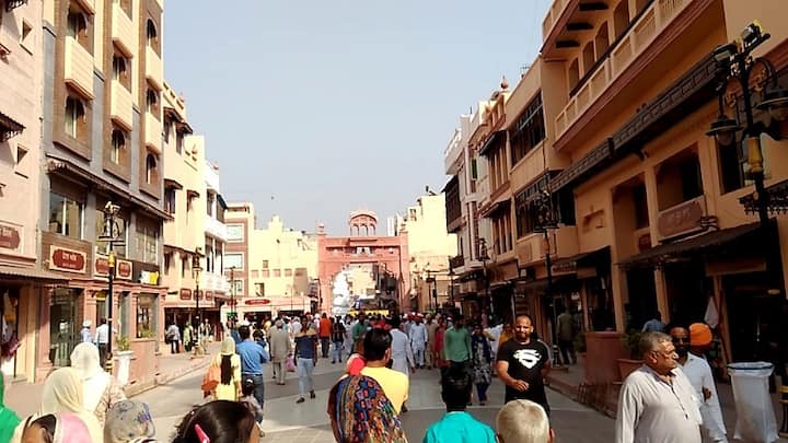 ਇਤਿਹਾਸ ਹਮੇਸ਼ਾ ਇਸ ਗੱਲ ਦਾ ਗਵਾਹ ਰਿਹਾ ਹੈ ਕਿ ਸਮੇਂ ਸਮੇਂ ਤੇ ਹਰ ਸ਼ਹਿਰ ਨੇ ਤਕਨੀਕ ਦੇ ਹਿਸਾਬ ਨਾਲ ਕਰਵਟ ਬਦਲੀ ਤੇ ਇੱਕ ਪੁਰਾਣੇ ਸ਼ਹਿਰ ਦੇ ਵਿੱਚੋਂ ਇੱਕ ਨਵਾਂ ਸ਼ਹਿਰ ਉੱਭਰ ਕੇ ਸਾਹਮਣੇ ਆਇਆ।