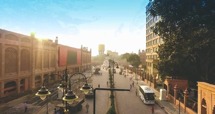 ਇਸੇ ਪਲਾਜ਼ੇ ਵਿੱਚ ਇੱਕ ਨਵੀਂ ਫੂਡ ਸਟਰੀਟ ਵੀ ਉਸਾਰੀ ਜਾ ਰਹੀ ਹੈ ਜੋ ਭਵਿੱਖ ਦੀ ਬੁੱਕਲ ਵਿਚ ਹੈ। ਦਰਬਾਰ ਸਾਹਿਬ ਅੰਮ੍ਰਿਤਸਰ ਦੇ ਬਿਲਕੁਲ ਨਾਲ ਲੱਗਦੇ ਜਲ੍ਹਿਆਂ ਵਾਲੇ ਬਾਰ ਬਾਗ਼ ਦੇ ਬਾਹਰ ਵੀ ਮਨਮੋਹਕ ਨਜ਼ਾਰਾ ਦੇਖਣ ਨੂੰ ਮਿਲਦਾ ਹੈ। 