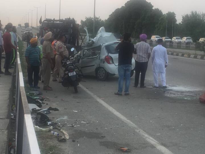 ਜੀਟੀ ਰੋਡ 'ਤੇ ਖੜ੍ਹੀ ਪ੍ਰਾਈਵੇਟ ਬੱਸ ਪਿੱਛੇ ਟਕਰਾਉਣ ਨਾਲ ਬੁਰੀ ਤਰ੍ਹਾਂ ਤਬਾਹ ਹੋ ਗਈ। 