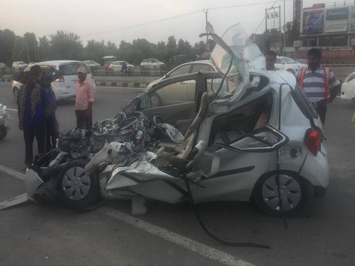 ਟੱਕਰ ਇੰਨੀ ਜ਼ਬਰਦਸਤ ਸੀ ਕਿ ਕਾਰ ਦੇ ਪਰਖ਼ੱਚੇ ਉੱਡ ਗਏ। 