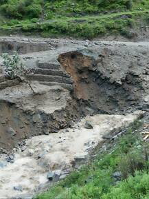 ਬੱਦਲ ਫਟਣ ਨਾਲ 4 ਪੁਲ਼ ਤੇ 6 ਘਰਾਟ ਵਹੇ, ਵੇਖੋ ਤਸਵੀਰਾਂ