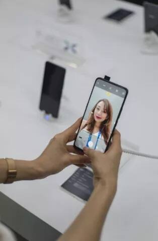 ਫੋਨ ਵਿੱਚ ਡੂਅਲ ਰੀਅਰ ਕੈਮਰਾ ਦਿੱਤਾ ਗਿਆ ਹੈ। ਇਹ 12 MP ਦੇ ਪ੍ਰਾਇਮਰੀ ਤੇ 5 ਮੈਗਾਪਿਕਸਲ ਦੇ ਸੈਕੰਡਰੀ ਕੈਮਰੇ ਨਾਲ ਲੈਸ ਹੈ। ਫਰੰਟ ਕੈਮਰੇ ਵਿੱਚ 8 ਮੈਗਾਪਿਕਸਲ ਦਾ ਸੈਂਸਰ ਦਿੱਤਾ ਗਿਆ ਹੈ।