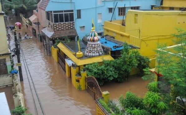 ਦਿੱਲੀ 'ਚ ਬਾਰਸ਼ ਦੀ ਵਜ੍ਹਾ ਨਾਲ ਜਹਾਂਗੀਰ ਪੁਰੀ ਵਾਲੇ ਮਾਰਗ 'ਤੇ ਵੀ ਪਾਣੀ ਖੜ੍ਹਾ ਹੋਣ ਕਾਰਨ ਲੋਕਾਂ ਨੂੰ ਇਸ ਪਾਸੇ ਜਾਣ ਤੋਂ ਮਨ੍ਹਾਂ ਕੀਤਾ ਜਾ ਰਿਹਾ ਹੈ। ਪਾਣੀ ਇਕੱਠਾ ਹੋਣ ਕਾਰਨ ਲੋਕਾਂ ਨੂੰ ਭਾਰੀ ਦਿੱਕਤਾਂ ਦਾ ਸਾਹਮਣਾ ਕਰਨਾ ਪੈ ਰਿਹਾ ਹੈ।