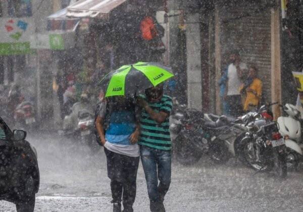 ਅੱਜ ਦਿੱਲੀ ਦੇ ਦੁਆਰਕਾ 'ਚ ਕਰੀਬ ਦੋ ਘੰਟੇ ਲਗਾਤਾਰ ਮੋਹਲੇਧਾਰ ਮੀਂਹ ਕਾਰਨ ਸੜਕਾਂ 'ਤੇ ਥਾਂ-ਥਾਂ ਪਾਣੀ ਜਮ੍ਹਾ ਹੋ ਗਿਆ ਹੈ। ਖੜ੍ਹੇ ਹੋਏ ਪਾਣੀ ਕਾਰਨ ਰਾਹਗੀਰ ਵਾਹਨਾਂ ਸਣੇ ਪਾਣੀ 'ਚ ਵੀ ਡਿੱਗੇ।