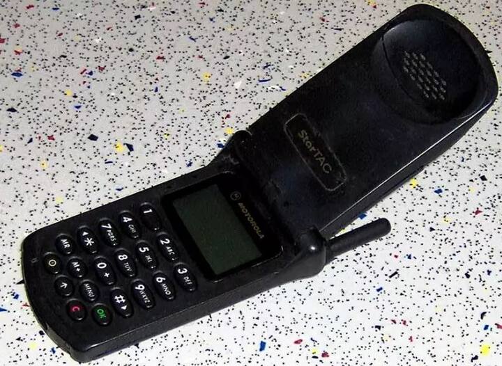 Motorola StarTAC: ਇਸ ਫੋਨ ਨੂੰ ਸਾਲ 1996 ਵਿੱਚ ਪੇਸ਼ ਕੀਤਾ ਗਿਆ ਸੀ। ਇਹ ਪਹਿਲਾ ਫਲਿਪ ਸਟਾਈਲ ਮੋਬਾਈਲ ਫੋਨ ਸੀ। ਇਹ 2G ਫੋਨ ਸੀ ਜਿਸ ਵਿੱਚ ਮੋਨੋਕਰੋਮ ਗ੍ਰਾਫਿਕ ਡਿਸਪਲੇਅ ਦਿੱਤੀ ਗਈ ਸੀ। ਫੋਨ ਦੀ ਰਿਜ਼ੋਲਿਊਸ਼ਨ 4x15 ਸੀ। ਇਸ ਵਿੱਚ 500 ਐਮਏਐਚ ਦੀ ਬੈਟਰੀ ਦਿੱਤੀ ਗਈ ਸੀ।
