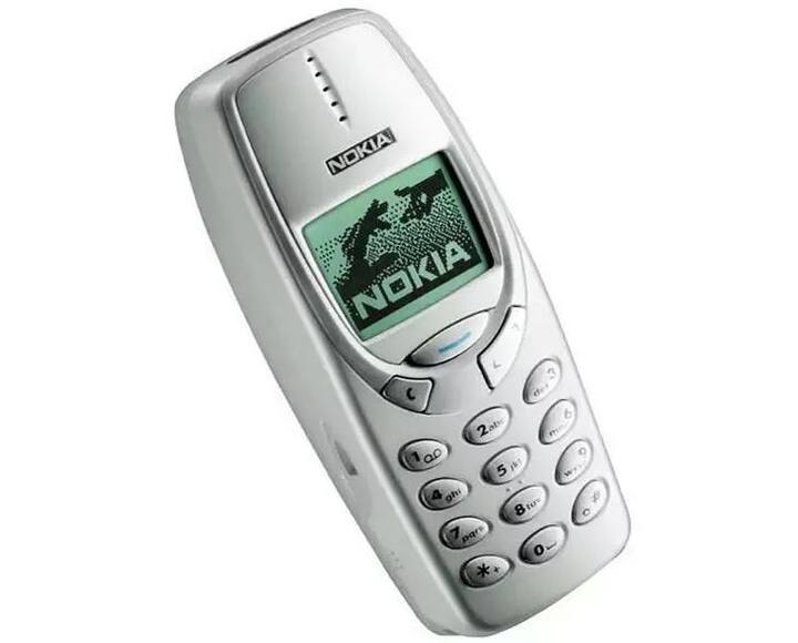  Nokia 3310: ਇਤਿਹਾਸਕ ਮੋਬਾਈਲ ਫੋਨਜ਼ ਦੀ ਗੱਲ ਕੀਤੀ ਜਾਏ ਤਾਂ ਨੋਕੀਆ ਦੇ ਜ਼ਿਕਰ ਜ਼ਰੂਰੀ ਹੈ। ਨੋਕੀਆ ਦਾ 3310 ਮੋਬਾਈਲ ਫੋਨ ਦੁਨੀਆ ਭਰ ਵਿੱਚ ਪਸੰਦ ਕੀਤਾ ਗਿਆ। ਫੋਨ ਨੂੰ ਸਾਲ 2000 ਵਿੱਚ ਲਾਂਚ ਕੀਤਾ ਗਿਆ ਸੀ। ਇਸ ਫੋਨ ਨੂੰ ਇਸ ਦੀ ਮਜ਼ਬੂਤੀ ਲਈ ਜਾਣਿਆ ਜਾਂਦਾ ਹੈ। ਇਸ ਇਤਿਹਾਸਕ ਫੋਨ ਵਿੱਚ ਹੀ smash-hit Snake II ਮੋਬਾਈਲ ਗੇਮ ਪੇਸ਼ ਕੀਤੀ ਗਈ ਸੀ।