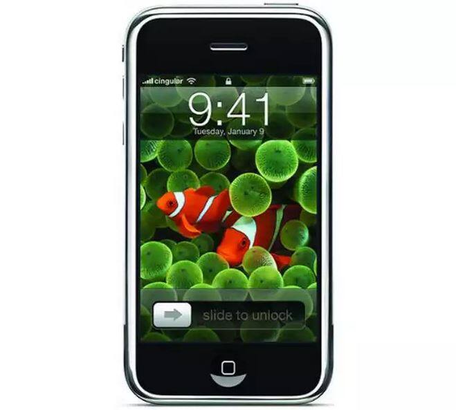 Apple iPhone: ਇਸ ਫੋਨ ਨੂੰ ਖ਼ੁਦ ਸਟੀਵ ਜਾਬਸ ਨੇ ਸਾਲ 2007 ਵਿੱਚ ਲਾਂਚ ਕੀਤਾ ਸੀ। ਇਸ ਫੋਨ ਨੂੰ ਮੋਬਾਈਲ ਫੋਨ ਦੀ ਦੁਨੀਆ ਵਿੱਚ ਇੱਕ ਨਵੇਂ ਯੁੱਗ ਦੀ ਸ਼ੁਰੂਆਤ ਵਜੋਂ ਵੇਖਿਆ ਜਾਂਦਾ ਹੈ। ਉਸ ਸਮੇਂ ਵਿੱਚ ਇਸ ਫੋਨ ਦੀ ਟੱਚ ਸਕਰੀਨ ਬਿਹਤਰੀਨ ਮੰਨੀ ਜਾਂਦੀ ਸੀ। ਇਸ ਵਿੱਚ ਆਨ ਸਕਰੀਨ ਕੀਬੋਰਡ ਦੀ ਫੀਚਰ ਦਿੱਤੀ ਗਈ ਸੀ।