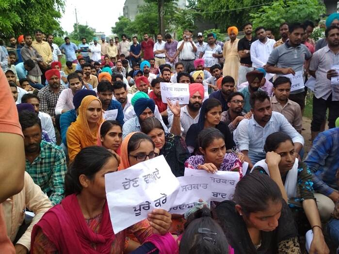 ਸੰਗਰੂਰ: ਟੈਟ ਪਾਸ ਬੇਰੁਜ਼ਗਾਰ ਅਧਿਆਪਕਾਂ ਨੇ ਵੱਡੀ ਗਿਣਤੀ 'ਚ ਮੰਗਾਂ ਨਾ ਮੰਨਣ ਦੇ ਰੋਸ ਵਜੋਂ ਅੱਜ ਕੈਬਨਿਟ ਮੰਤਰੀ ਵਿਜੈਇੰਦਰ ਸਿੰਗਲਾ ਦੀ ਕੋਠੀ ਸਾਹਮਣੇ ਰੋਸ ਪ੍ਰਦਰਸ਼ਨ ਕੀਤਾ। 