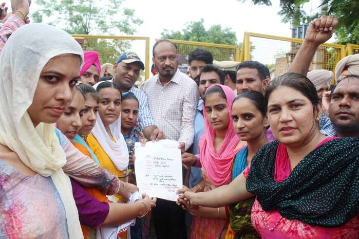 ਇਸ ਮੌਕੇ ਕੈਬਨਿਟ ਮੰਤਰੀ ਦੇ ਨਿੱਜੀ ਸਹਾਇਕ ਸੰਦੀਪ ਕੁਮਾਰ ਨੇ ਬੇਰੁਜ਼ਗਾਰ ਅਧਿਆਪਕਾਂ ਨੂੰ ਉਨ੍ਹਾਂ ਦੀਆਂ ਮੰਗਾਂ ਪੰਜਾਬ ਸਰਕਾਰ ਤੱਕ ਪਹੁੰਚਾਉਣ ਦਾ ਭਰੋਸਾ ਦੇ ਕੇ ਧਰਨਾ ਚੁਕਵਾਇਆ। 