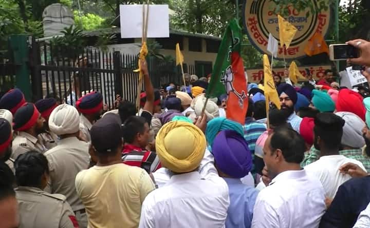 ਲੁਧਿਆਣਾ: ਸ਼ਹਿਰ ਦੇ ਨਗਰ ਨਿਗਮ ਦਫ਼ਤਰ ਨੂੰ ਸ਼੍ਰੋਮਣੀ ਅਕਾਲੀ ਦਲ ਤੇ ਭਾਰਤੀ ਜਨਤਾ ਪਾਰਟੀ ਦੇ ਲੀਡਰਾਂ ਨੇ ਅੱਜ ਸਵੇਰੇ ਹੀ ਜਿੰਦਾ ਲਾ ਦਿੱਤਾ। 