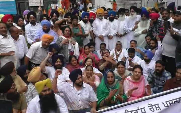 ਦੋਵਾਂ ਪਾਰਟੀਆਂ ਦੇ ਲੀਡਰਾਂ ਨੇ ਦੋਸ਼ ਲਾਇਆ ਹੈ ਕਿ ਸ਼ਹਿਰ ਵਿੱਚ ਵਿਕਾਸ ਕਾਰਜ ਠੱਪ ਹੋ ਚੁੱਕੇ ਹਨ ਇਸ ਲਈ ਉਹ ਰੋਸ ਜ਼ਾਹਰ ਕਰ ਰਹੇ ਹਨ।