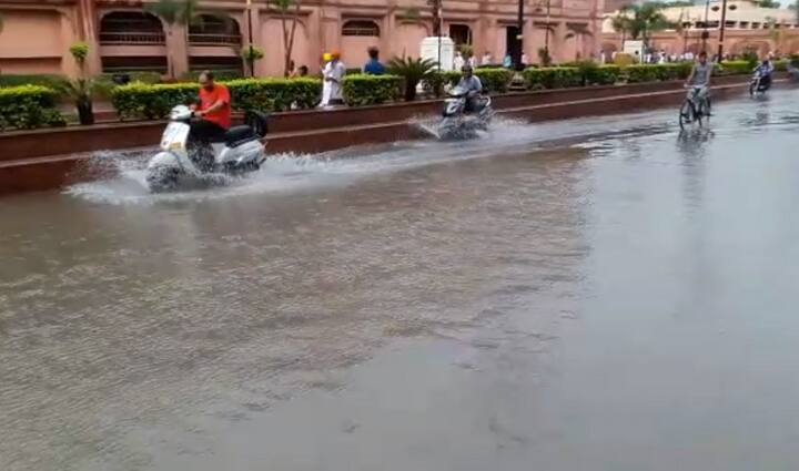 ਘੰਟਾ ਕੁ ਪਏ ਮੀਂਹ ਨੇ ਜਲਥਲ ਕਰ ਦਿੱਤਾ। 