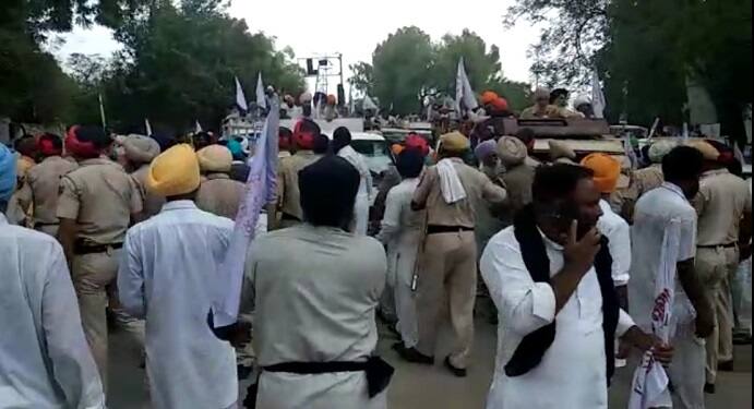 ਧਰਨੇ ਦੇ ਬਾਵਜੂਦ ਪ੍ਰਸਾਸ਼ਨ ਵੱਲੋਂ ਕਿਸਾਨਾਂ ਦੀਆਂ ਦੀਆਂ ਮੰਗਾਂ ਨੂੰ ਅਣਗੌਲਿਆ ਕਰਨ ਕਰਕੇ ਵੱਡੀ ਤਦਾਦ 'ਚ ਕਿਸਾਨ ਨੇ ਰੇਲ ਟਰੈਕ ਜਾਮ ਕਰਨ ਦੀ ਕੋਸ਼ਿਸ਼ ਕੀਤੀ। 