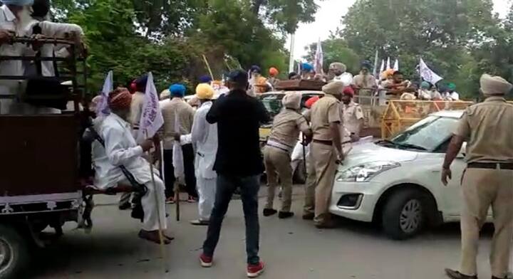  ਕਿਸਾਨਾਂ ਨੇ ਪੁਲਿਸ ਦੇ ਡੰਡਿਆਂ ਦੀ ਪ੍ਰਵਾਹ ਕੀਤੇ ਬਿਨਾਂ ਬੈਰੀਗੇਟ ਤੋੜ ਕੇ ਫਿਰੋਜ਼ਪੁਰ, ਲੁਧਿਆਣਾ, ਜਲੰਧਰ ਤੇ ਬਠਿੰਡਾ ਰੇਲਵੇ ਟਰੇਕ ਨੂੰ ਪੂਰੀ ਤਰ੍ਹਾਂ ਜਾਮ ਕਰ ਦਿੱਤਾ। ਉਨ੍ਹਾਂ ਆਪਣੀਆਂ ਮੰਗਾਂ ਨਾ ਮੰਨੇ ਜਾਣ ਤੱਕ ਧਰਨਾ ਨਾ ਚੁੱਕਣ ਦੀ ਚੇਤਵਾਨੀ ਦਿੱਤੀ। 