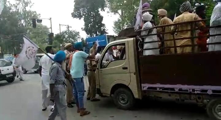 ਕਿਸਾਨਾਂ ਨੇ ਕਿਹਾ ਕਿ ਜਿਨ੍ਹਾਂ ਲੋਕਾਂ ਨੇ ਸਿਆਸੀ ਸ਼ਹਿ 'ਤੇ ਜ਼ਬਰੀ ਗਰੀਬਾਂ ਦੇ ਮਕਾਨ ਢਾਹੇ ਹਨ, ਉਨ੍ਹਾਂ ’ਤੇ ਪਰਚੇ ਦਰਜ ਕੀਤੇ ਜਾਣ। 