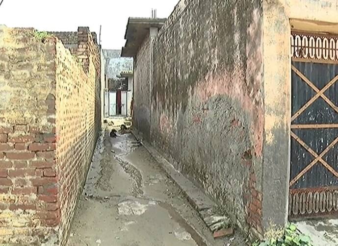 ਦੱਸ ਦੇਈਏ ਕਿ ਜਲੰਧਰ ਜ਼ਿਲ੍ਹੇ ਵਿੱਚ ਪੈਂਦੇ ਗੰਨਾ ਪਿੰਡ ਨੂੰ ਕਾਂਗਰਸੀ ਐਮਪੀ ਚੌਧਰੀ ਸੰਤੋਖ ਸਿੰਘ ਨੇ ਗੋਦ ਲਿਆ ਹੈ ਪਰ ਪਿੰਡ ਦੇ ਹਾਲਾਤ ਦੇਖ ਲੱਗਦਾ ਕਿ ਚੌਧਰੀ ਜੀ ਪਿੰਡ ਗੋਦ ਲੈਕੇ ਵਿੱਸਰ ਗਏ ਹਨ। ਇੱਥੋਂ ਦੇ ਪ੍ਰੇਸ਼ਾਨ ਲੋਕਾਂ ਦਾ ਕਹਿਣਾ ਹੈ ਕਿ ਉਹ ਹੁਣ ਕਦੇ ਵੋਟ ਨਹੀਂ ਪਾਉਣਗੇ।