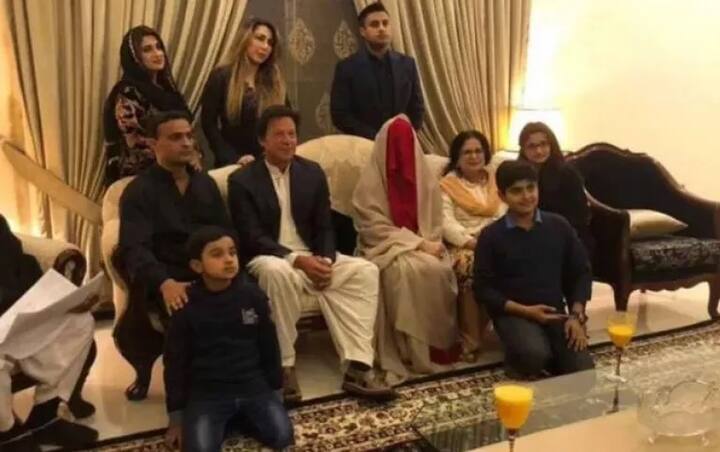 10 ਮਹੀਨਿਆਂ ਬਾਅਦ ਉਸ ਨੂੰ ਵੀ ਤਲਾਕ ਦੇ ਦਿੱਤਾ। ਹੁਣ ਉਹ ਆਪਣੀ ਤੀਜੀ ਪਤਨੀ ਬੁਸ਼ਰਾ ਨਾਲ ਰਹਿ ਰਹੇ ਹਨ।