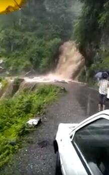 ਹਿਮਾਚਲ \'ਚ ਜਲ ਸੈਲਾਬ, 72 ਸੜਕਾਂ ਬੰਦ, ਫ਼ਸਲਾਂ ਤਬਾਹ