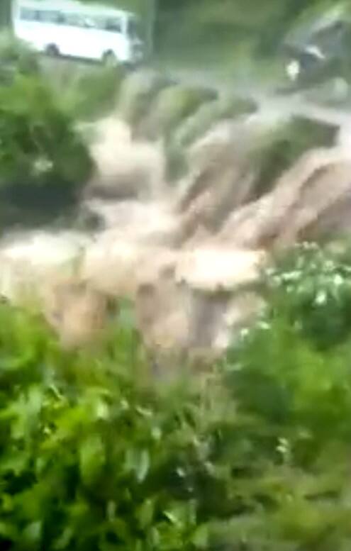 ਇਸ ਤੋਂ ਇਲਾਵਾ ਕਈ ਖੇਤਰਾਂ ਵਿੱਚ ਲੱਖਾਂ ਰੁਪਏ ਦੀਆਂ ਫ਼ਸਲਾਂ ਤਬਾਹ ਹੋ ਗਈਆਂ ਹਨ। ਸਭ ਤੋਂ ਵੱਧ ਪ੍ਰਭਾਵ ਸੇਬ ਦੀ ਫ਼ਸਲ 'ਤੇ ਹੋਇਆ ਹੈ।