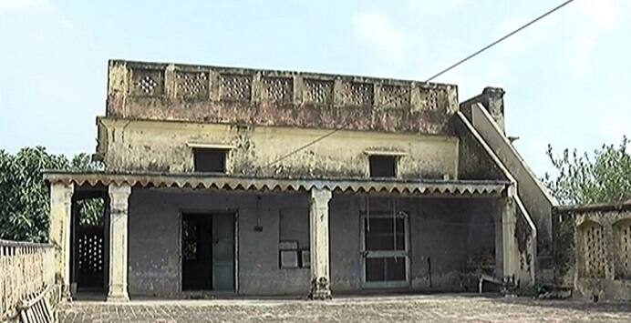 ਇਮਰਾਨ ਦੇ ਪਰਿਵਾਰਿਕ ਮਕਾਨ ਦੇ ਮੌਜੂਦਾ ਮਾਲਿਕ ਤਾਂ ਇੰਗਲੈਂਡ ਵਿੱਚ ਰਹਿੰਦੇ ਹਨ। ਪਿਛਲੇ ਇੱਕ ਸਾਲ ਤੋਂ ਇੱਥੇ ਅਜੀਤ ਸਿੰਘ ਆਪਣੇ ਪਰਿਵਾਰ ਨਾਲ ਰਹਿ ਰਹੇ ਹਨ। ਕ੍ਰਿਕਟ ਕਰੀਅਰ ਦੌਰਾਨ ਇੰਡੀਆ-ਪਾਕਿਸਤਾਨ ਦਾ ਇੱਕ ਮੈਚ ਜਲੰਧਰ ਵਿੱਚ ਵੀ ਹੋਇਆ ਸੀ। ਉਸ ਦੌਰਾਨ ਇਮਰਾਨ ਖਾਨ ਆਪਣਾ ਘਰ ਵੇਖਣ ਆਏ ਸੀ।