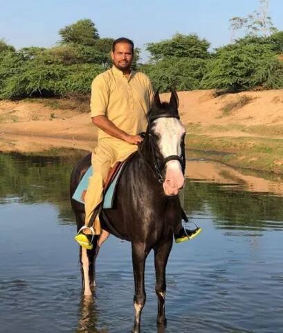 ਕੁਝ ਦਿਨ ਪਹਿਲਾਂ ਯੂਸਫ ਨੇ ਇਸ ਤਸਵੀਰ ਨੂੰ ਸ਼ੇਅਰ ਕਰਦਿਆਂ ਲਿਖਿਆ ਸੀ ਕਿ ਭਲੇ ਹੀ ਉਹ ਸਾਡੀ ਭਾਸ਼ਾ ਨਹੀਂ ਸਮਝਦੇ ਪਰ ਜਾਨਵਰ ਅਕਸਰ ਪਿਆਰ ਦੀ ਭਾਸ਼ਾ ਦਾ ਜਵਾਬ ਦਿੰਦੇ ਹਨ।