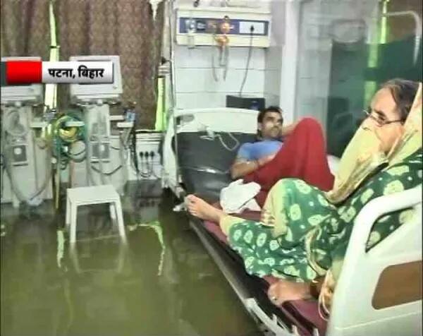ਦੇਸ਼ ਦੇ ਕਈ ਹਿੱਸਿਆਂ ਵਿੱਚ ਪੈ ਰਿਹਾ ਜ਼ਬਰਦਸਤ ਮੀਂਹ ਲੋਕਾਂ ਲਈ ਮੁਸੀਬਤਾਂ ਲੈ ਕੇ ਆ ਰਿਹਾ ਹੈ। ਕਿਤੇ ਸੜਕ ਧਸ ਗਈ ਤੇ ਕਿਤੇ ਮਕਾਨ ਡਿੱਗ ਜਾਣ ਦੇ ਡਰੋਂ ਲੋਕਾਂ ਨੂੰ ਘਰ ਖਾਲੀ ਕਰਨਾ ਪੈ ਰਿਹਾ ਹੈ। 