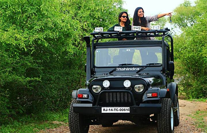 4X4 ਤੇ 4X2 'ਚ ਫਰਕ- 4X4 ਜਾਂ ਆਲ ਵ੍ਹੀਲ ਡ੍ਰਾਈਵ ਵਿੱਚ ਪਹਿਲੇ 4 ਦਾ ਮਤਲਬ ਚਾਰ ਚੱਕੇ ਤੇ ਅਗਲੇ ਸਥਾਨ ਤੇ 4 ਜਾਂ 2 ਦਾ ਮਤਲਬ ਕਿੰਨੇ ਚੱਕਿਆਂ ਰਾਹੀਂ ਇੰਜਣ ਦੀ ਪਾਵਰ ਪਹੁੰਚ ਰਹੀ ਹੈ। 4X4 ਦਾ ਮਤਲਬ ਸਾਰੇ ਚੱਕਿਆਂ ਨੂੰ ਪਾਵਰ ਮਿਲਦੀ ਹੈ ਜਦਕਿ 4X2 ਦਾ ਮਤਲਬ ਸਿਰਫ਼ ਦੋ ਚੱਕਿਆਂ ਨੂੰ ਇੰਜਣ ਦੀ ਪਾਵਰ ਮਿਲਦੀ ਹੈ। ਅੱਜ ਅਸੀਂ ਤੁਹਾਨੂੰ ਦੱਸਣ ਜਾ ਰਹੇ ਹਾਂ ਉਨ੍ਹਾਂ ਗੱਡੀਆਂ ਬਾਰੇ ਜੋ ਖ਼ਰਾਬ ਰਾਹਾਂ 'ਤੇ ਤੁਹਾਡਾ ਸਫਰ ਸੌਖ ਨਾਲ ਪੂਰਾ ਕਰਵਾਉਣ ਦੀ ਕਾਬਲੀਅਤ ਰੱਖਦੀਆਂ ਹਨ।