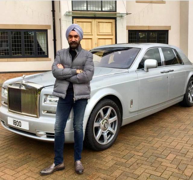 ਰੂਬੇਨ ਨੇ ਇਸ ਲਈ ਰੋਜ਼ਾਨਾ ਆਪਣੀ ਪੱਗ ਦੇ ਰੰਗ ਮੁਤਾਬਕ ਘਰੇ ਰੋਲਜ਼ ਰੌਇਸ ਖੜ੍ਹੀ ਕਰ ਦਿੱਤੀ। 