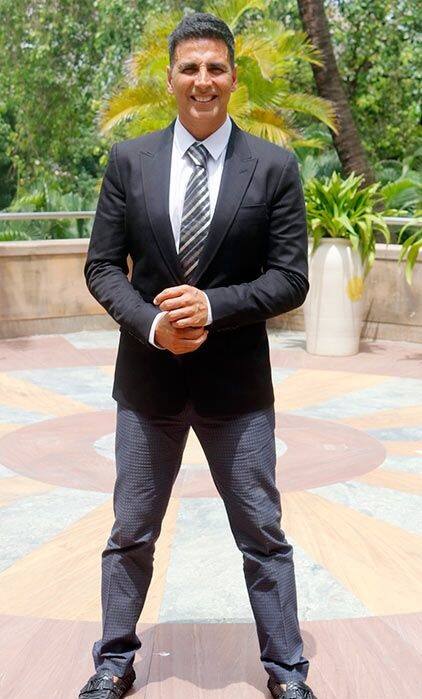ਅੱਕੀ ਇੱਥੇ ਬਲੈਕ ਸੂਟ ਨਾਲ ਟਾਈ ਲਾਏ ਨਜ਼ਰ ਆਏ। ਜਦੋਂ ਕਿ ਮੌਨੀ ਰਾਏ ਦਾ ਸੈਪਰੇਟ ਬੋਹੇ ਸਟਾਈਲ ਵੀ ਕਿਸੇ ਤੋਂ ਘੱਟ ਨਹੀਂ ਲੱਗ ਰਿਹਾ ਸੀ। ਦੋਵੇਂ ਸਟਾਰ ਸਧਾਰਨ ਕੱਪੜਿਆਂ ‘ਚ ਕਾਫੀ ਜਚ ਰਹੇ ਸੀ।