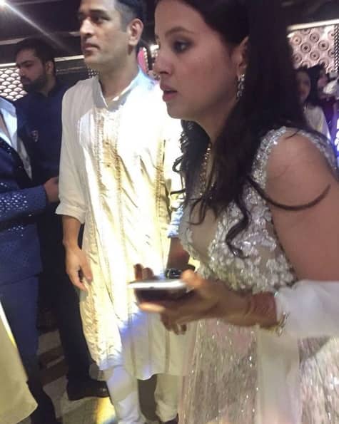 @khanalimehar ਨੇ ਆਪਣੀ ਪ੍ਰਤੀਕਿਰਿਆ ਦਿੰਦਿਆਂ ਲਿਖਿਆ ਕਿ ਪਲੀਜ਼ ਸਾਕਸ਼ੀ, ਇਹ ਡਰੈੱਸ ਉਸ ’ਤੇ ਬਿਲਕੁਲ ਵੀ ਸਹੀ ਨਹੀਂ ਲੱਗਦੀ, ਇਸ ਲਈ ਉਹ ਸਾੜ੍ਹੀ ਜਾਂ ਕੁਝ ਹੋਰ ਪਾ ਸਕਦੀ ਹੈ।