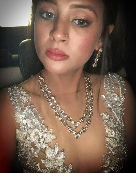 ਚੰਡੀਗੜ੍ਹ: ਦੋ ਦਿਨ ਪਹਿਲਾਂ ਮਹਿੰਦਰ ਧੋਨੀ ਦੀ ਪਤਨੀ ਸਾਕਸ਼ੀ ਧੋਨੀ ਨੇ ਆਪਣੇ ਇੰਸਟਾਗਰਾਮ ਅਕਾਊਂਟ ’ਤੇ ਫ਼ੋਟੋ ਪੋਸਟ ਕੀਤੀ ਸੀ, ਜਿਸਨੂੰ ਹੁਣ ਤਕ ਕਰੀਬ ਦੋ ਲੱਖ ਲਾਈਕ ਮਿਲ ਚੁੱਕੇ ਹਨ। ਪਰ ਇਸ ਤਸਵੀਰ ਦੀ ਵਜ੍ਹਾ ਕਰਕੇ ਉਸ ਨੂੰ ਆਲੋਚਨਾ ਦਾ ਸਾਹਮਣਾ ਵੀ ਕਰਨਾ ਪੈ ਰਿਹਾ ਹੈ।